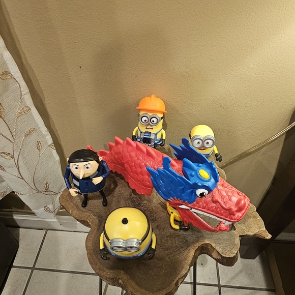 Minions Other - Minions The Rise Of Gru Dragon Disguise & 4 Other Characters Bundle